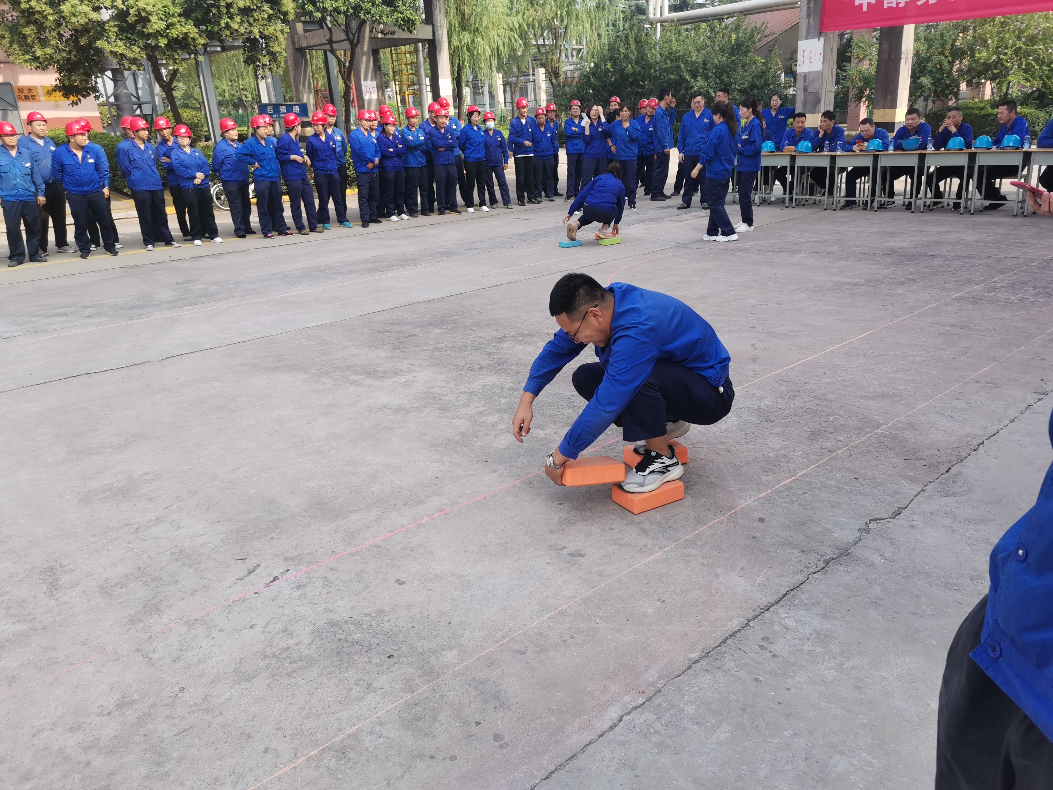 趣味活動促交流 團(tuán)結(jié)攜手創(chuàng)輝煌 趣味活動促交流 團(tuán)結(jié)攜手創(chuàng)輝煌